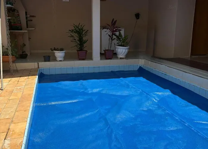 Casa inteira com três quartos, piscina aquecida por energia solar e área de churrasqueira