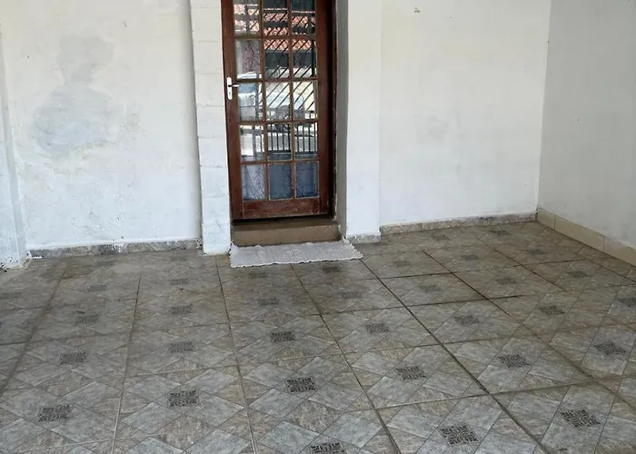 Casa inteira com três quartos, piscina aquecida por energia solar e área de churrasqueira